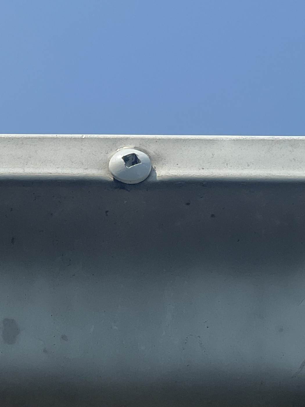 Square-drive screw on gutter